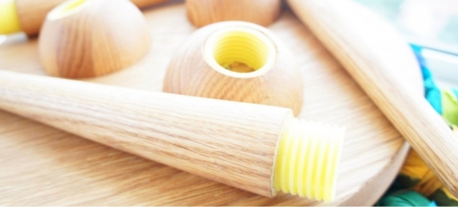 Dizajnová stolička rozobratá na diely-dubové nohy montáž-demontáž