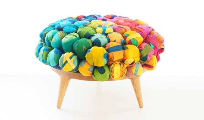 Drevený dizajn taburetky, zvyšky čalúneného hodvábneho materiálu farebne recyklované
