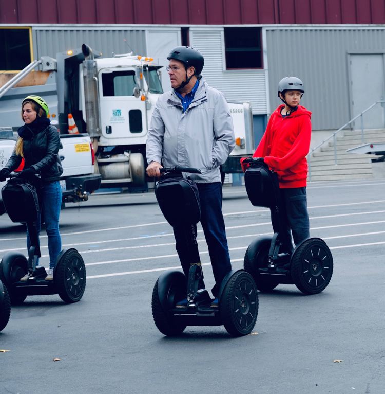 Ekologická elektrická kolobežka s rodinou na segway turné