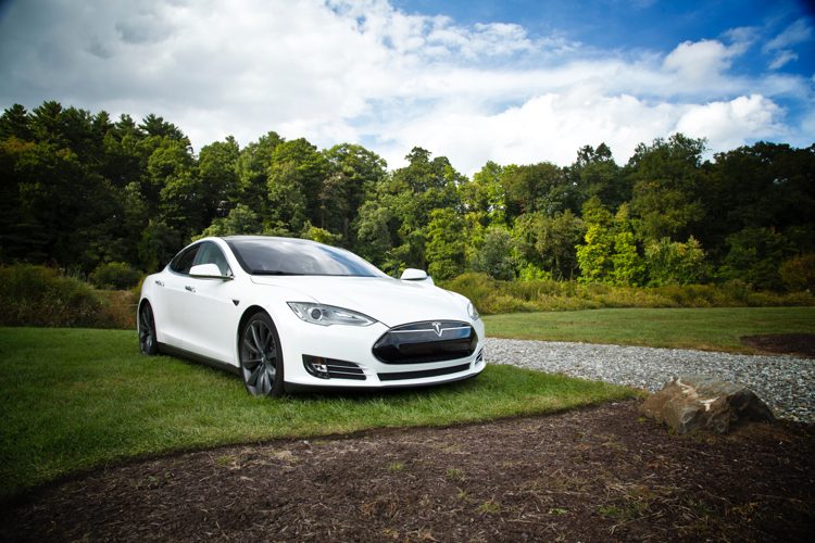 Elektrický pohon pre automobily ako ekologická alternatíva biela Tesla Model S