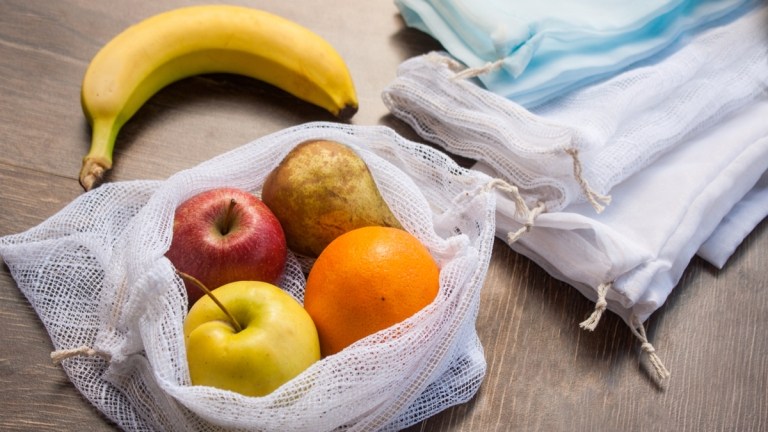 Zvýšiť povedomie o životnom prostredí Supermarket nahrádza plastové tašky