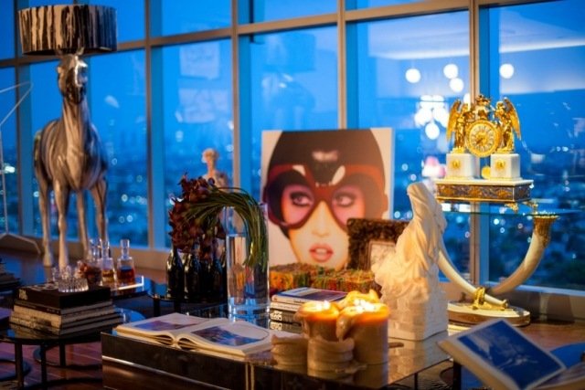 podkrovný podkrovný nábytok s panoramatickými oknami a výhľadom na noc v meste strešný apartmán s panoramatickým výhľadom na okno noc v meste