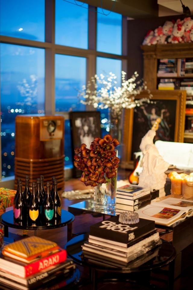 Penthouse obývacia izba dekorácia stolíka luxusný podkrovný byt obývacia časť dekorácia bočného stola