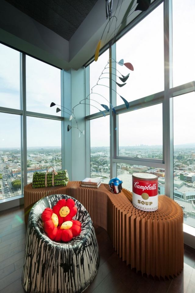 Luxusný strešný bytový interiér s eklektickým lavicovým oknom penthouse loft interiérový dizajn eklektické lavičkové okno