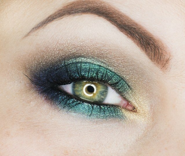mierne trblietavé očné tiene-sýto zelené-dobre rozmazané