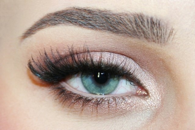 prírodné-letné-make-up-oči-mackara-vnútorné-očné-kútik-trblietavé