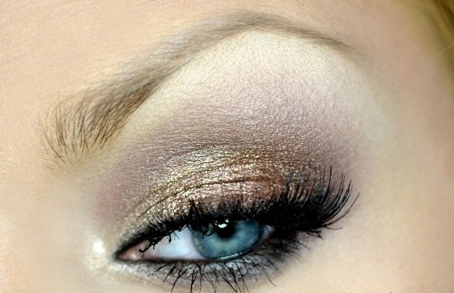 zakrivené-zakrivené-mihalnice-trblietavé-oči-očné tiene-zlaté tóny
