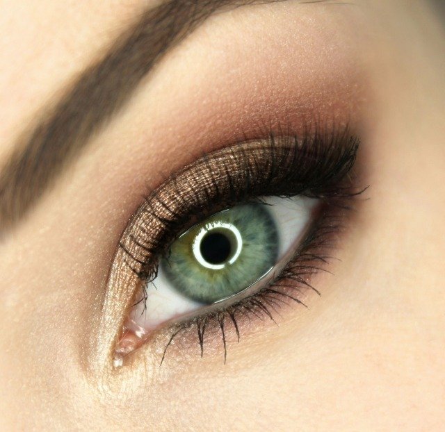 Hnedé tóny-nahé-vzhľad-zdôraznené-obočie-leto-trendy