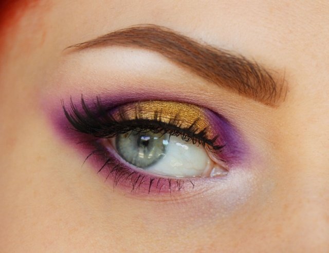 Obočie-s-tvarom kefy-na čierno-namaľované riasy