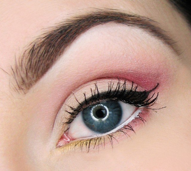 prižmúrené oči-objemnejšie pôsobiace-belšie-kajal-nižšie viečka