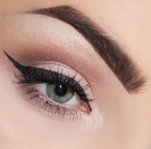 Letné líčenie-obočie-zvýraznenie-čierna-očná linka-kresba