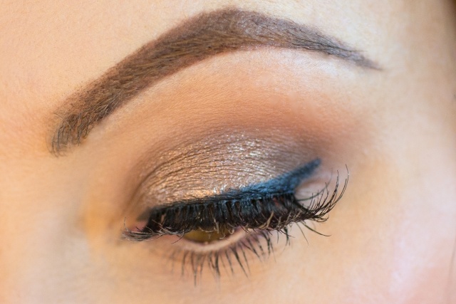 leto-večer-make-up-zakrivené riasy-trblietavé-viečka