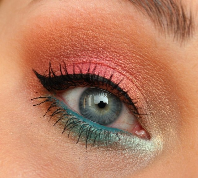 Očné tiene-krásne-pútavé-dymové-zlaté-spodné viečko-vodorovná-modrá