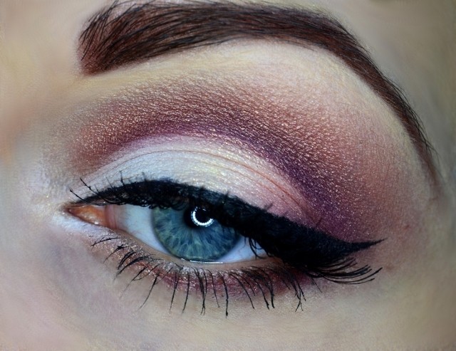 leto-vyzerá-oči-očné tiene-dve-rôzne-fialové-farby