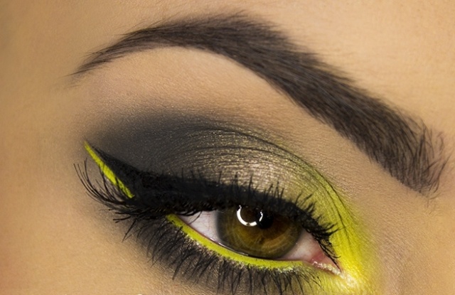 večerný make-up-leto-zdôraznené-obočie-čierno-žlté-očné tiene