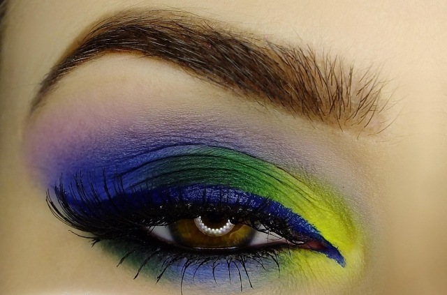 extravagantné-večerné líčenie-leto-sviežo-lesklé-zvýraznené-obočie