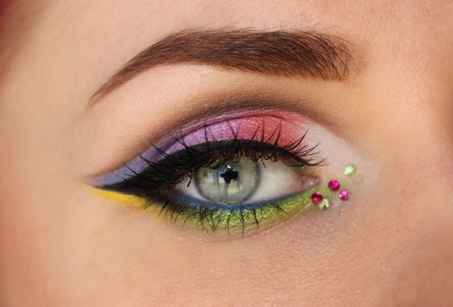 letný make-up-trblietky-častice-zvýraznenie-viečka-záhyby-s-farbou