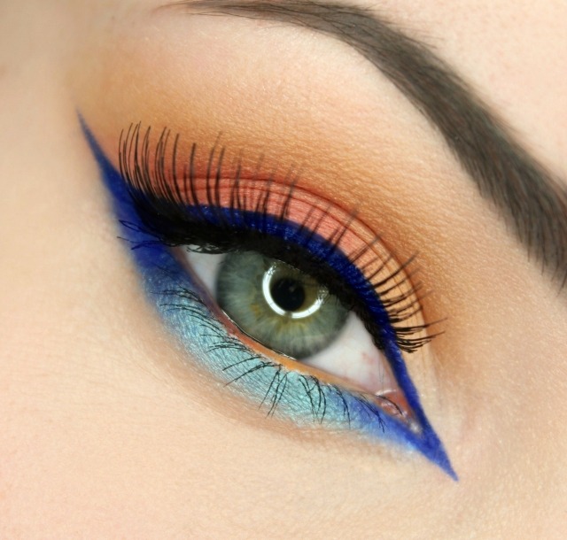 Draw-the-lower-eyelid-eyeliner-blue-line-along-the-internal-viečko