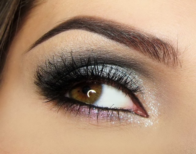 očarujúca-večerná-make-up-letná-vzhľad-strieborná-lesklá riasenka