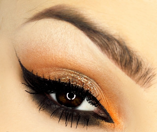 hlboké čierne-veľkolepé-mihalnice-leto-make-up-večer-zlaté tiene