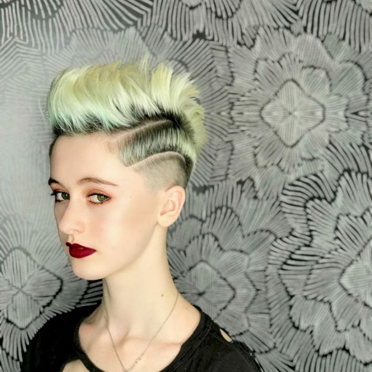 punk podrezaný účes pixie strih svetlozelená farba na vlasy