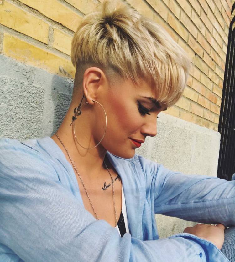 podrezané krátke vlasy pixie účes ženy blond vlasy
