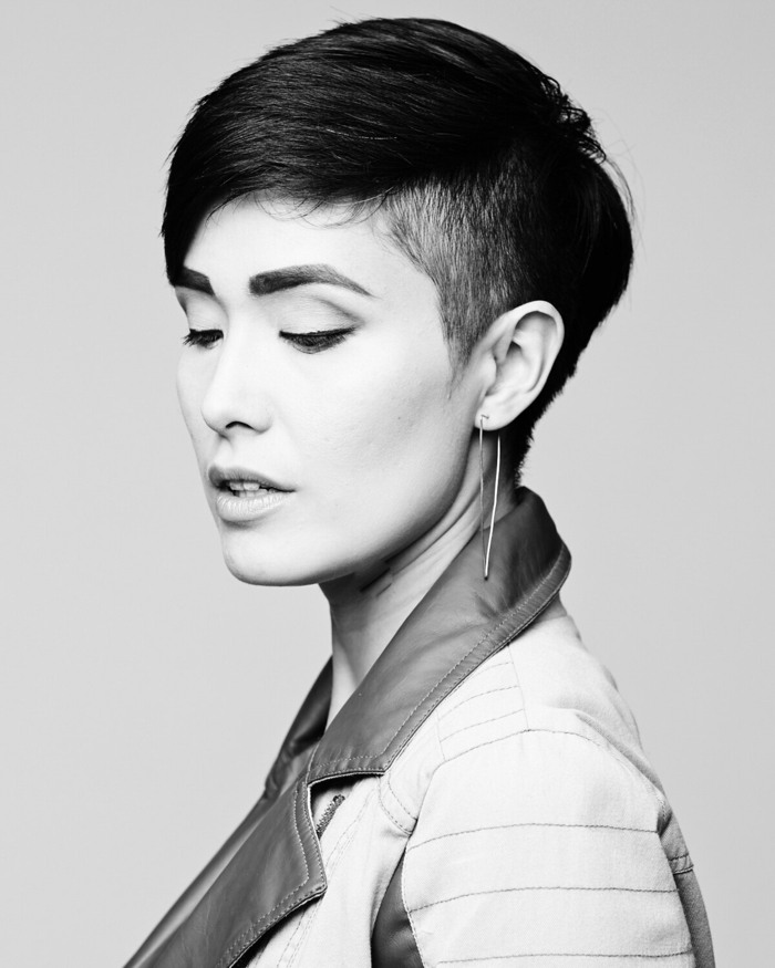 Krátky účes s vykrojením a hustým obočím tmavé vlasy-účes-sidecut-ofina-dámy