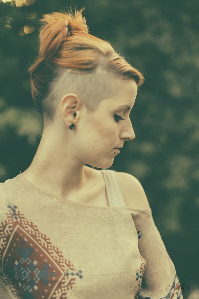Podrezaná updo so šikmou ofinou podrezané-do-ryšavé-vlasy-moderný styling