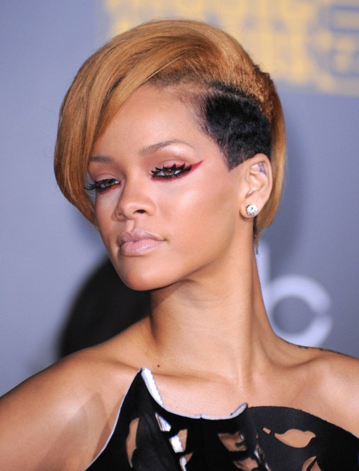 Rihanna podrezaný účes v dvoch farbách rihanna-sidecut-blond-čierna-krátky-účes-moderný