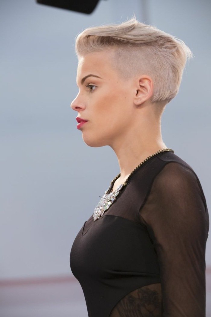 Podrezaný vírus krátkych vlasov s dlhou ofinou podrezané účesy blond-krátky účes-moderný-trend