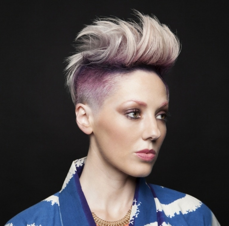Podrezané účesy - blondínka s ružovými akcentmi a veľkým pompadourom podrezané účesy blond ružové nuansy dámy styling nápad