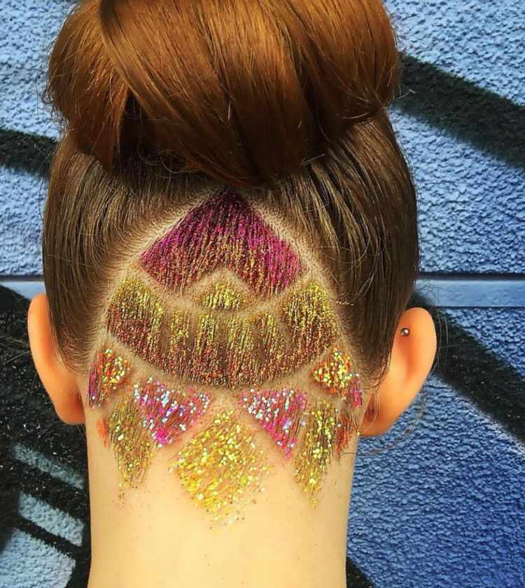 Myšlienka účesu s trblietkami, geometrickým vzorom a drdolom podrezaný-účes-look-dámy-trblietky-žltá-ružová-vzor-ženy
