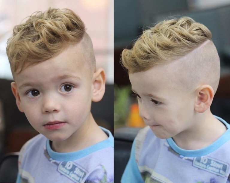 Detské účesy v štýle blond kučery vlny pre malých chlapcov
