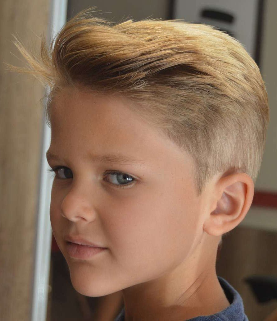 Sidecut trendový účes 2019 na chlapských blond obrázkoch