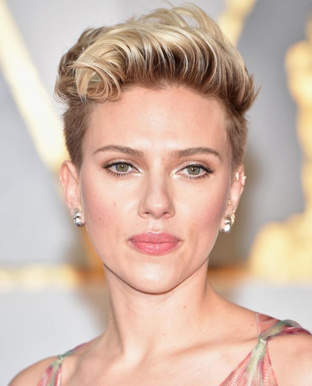 Účesy Scarlett Johansson Účesy Pixie Strih Podrezané Kučery Ženy