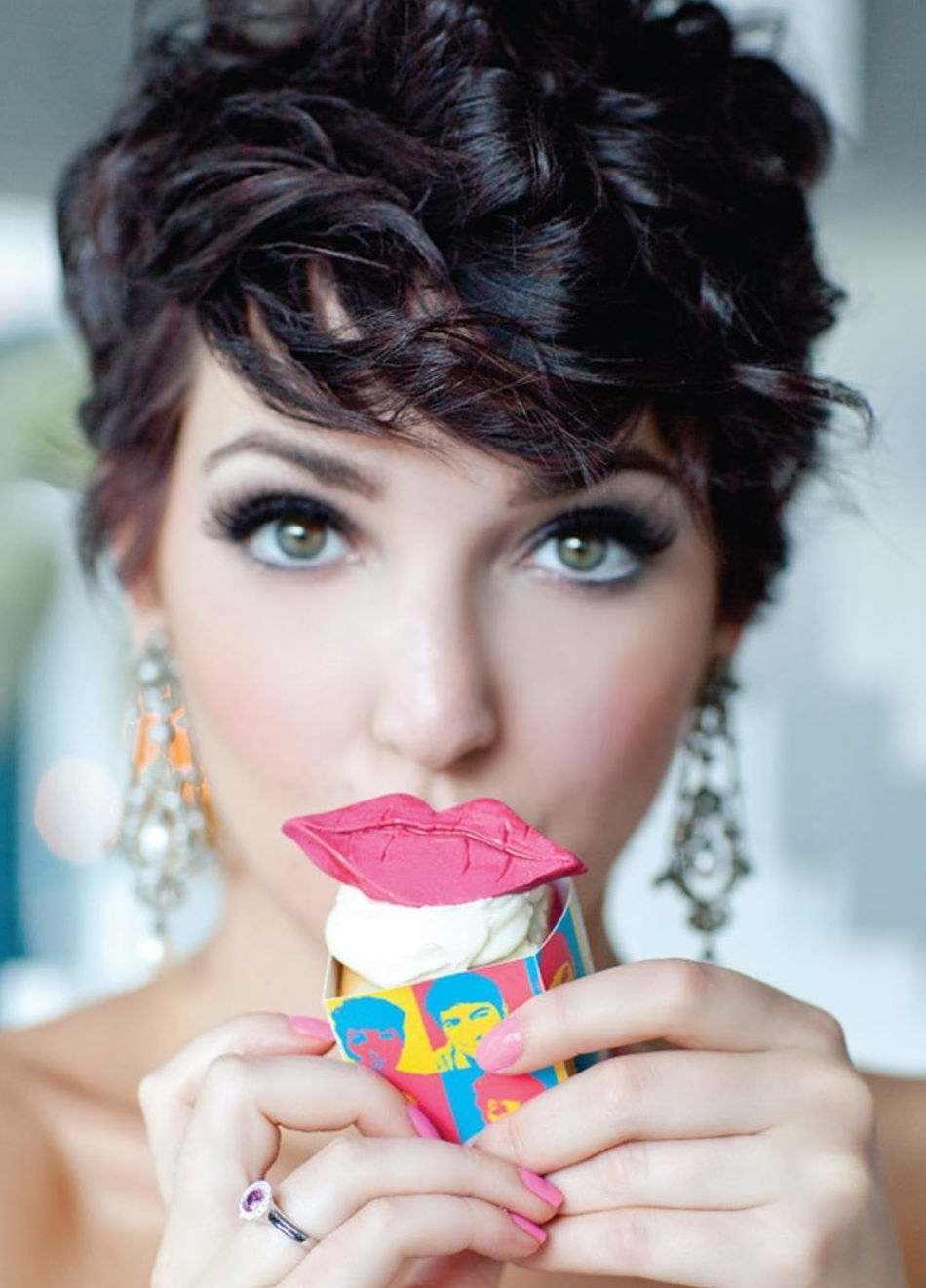 pixie účes s krátkymi vlasmi a vlnami