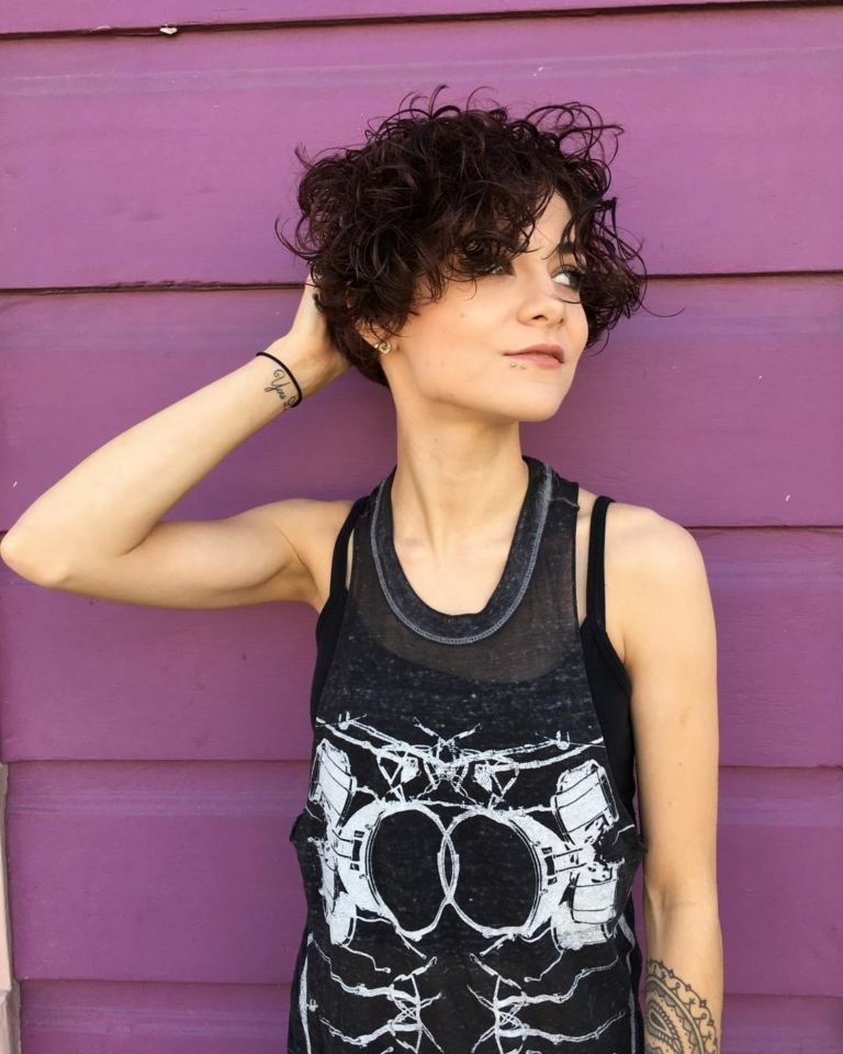 Účesy pre kučeravé vlasy Undercut Curls Women