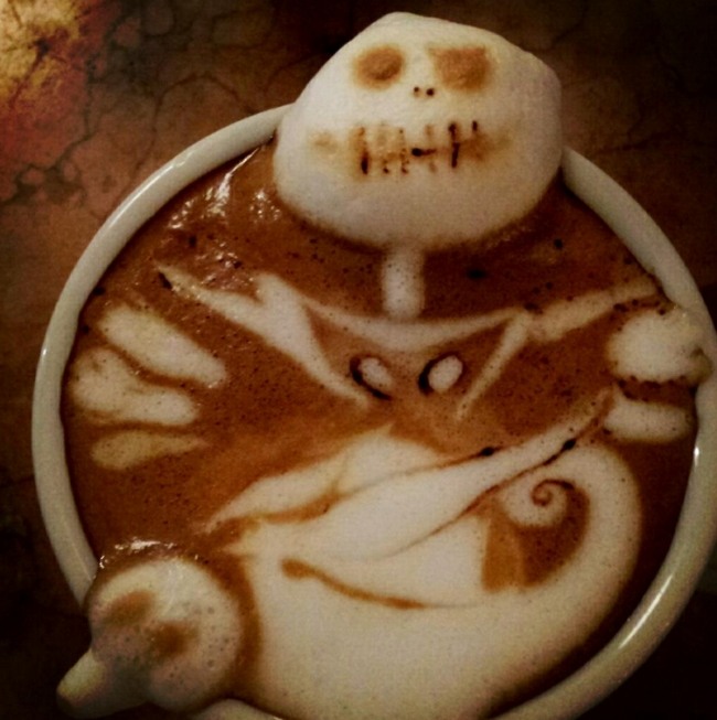 mliečna pena jack skellington coffee latte art