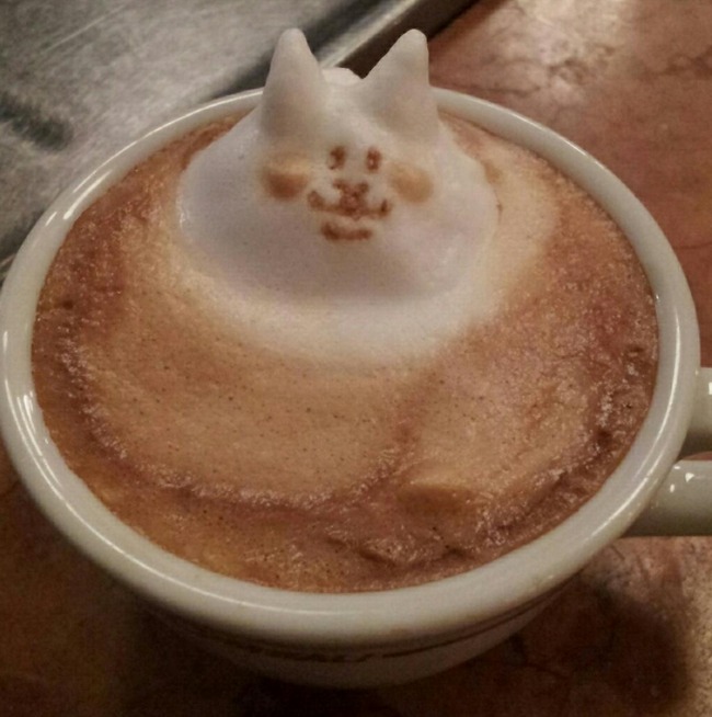 3D latte art kazuki yamamoto kocovina s úsmevom na kávovú penu