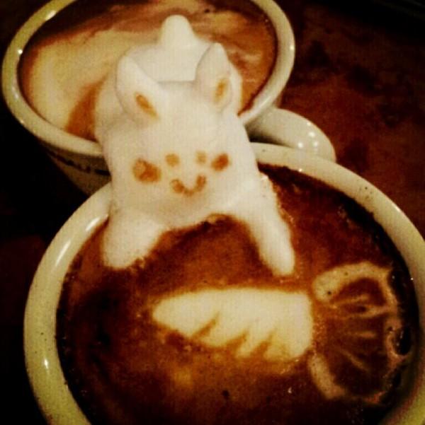 3d latte cafe art kazuki yamamoto králik mohre pohár lezenie
