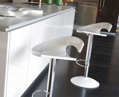 nápady na dizajnérske stoličky neobvyklý tvar moderná biela