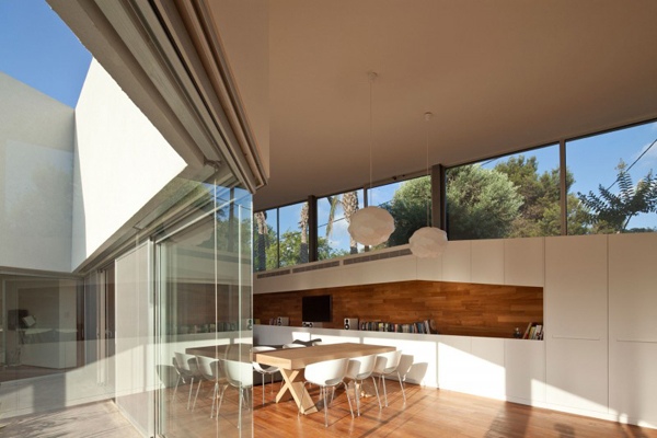 Sklenená fasáda domu svetlý interiér zariadenie obývačky