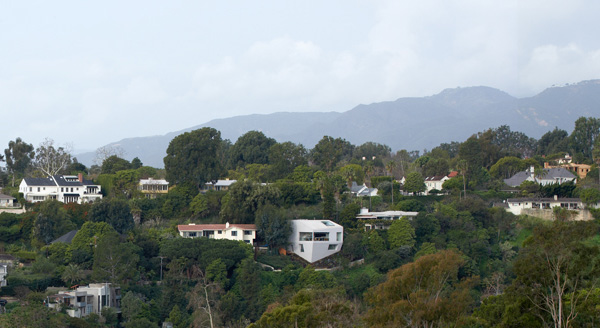 Dom na úbočí Johnston Marklee - ďaleký výhľad