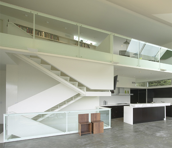 Dom na svahu Johnston Marklee -biely