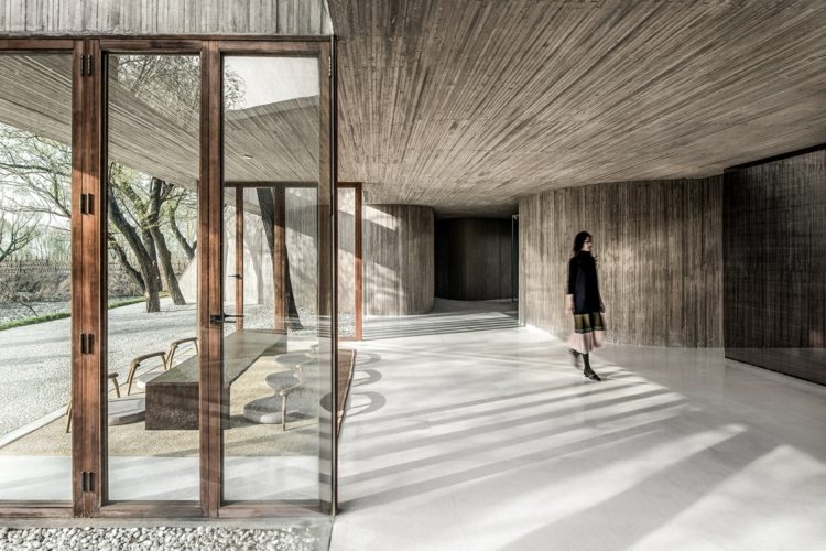 okolie kamienky cementový drevený rám obývačka podlaha