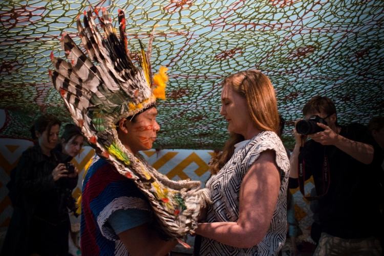 Duchovné rituály na zjednotenie zmyselnej bytosti nekonvenčné-umelecké-predstavenie-výstava-duchovné-rituály-tkanie-stanu-umenia-indiánov-brazílskeho šamana