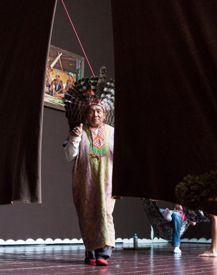 Šamani a Brazília vykonávajú duchovné rituály na výstave vo Viedni nekonvenčné-umenie-performance-výstava-šaman-duchovné-rituály-bosé pierko