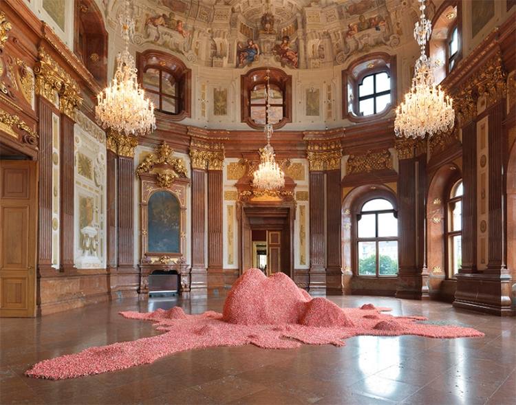 Výstava a predstavenie v spolupráci s Belvedere, Viedeň nekonvenčná-umelecká-výkonná-výstava-belvedere-kroleuchter-performance-hala