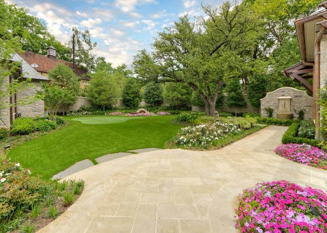 tradične terénne úpravy dlažobné kocky záhony vysoké stromy Dlažobné kocky záhony vysoké stromy dom dvorček