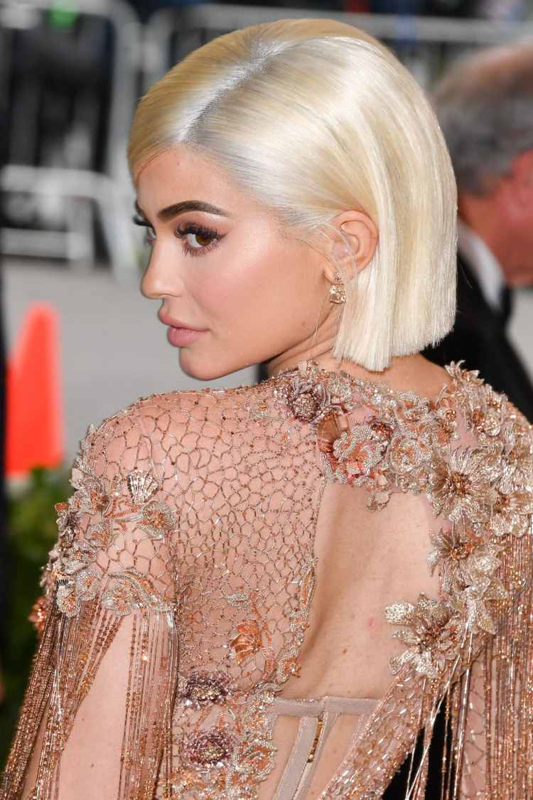 poškvrnená koža na chrbte pani Kylie Jennerovej po tehotenstve